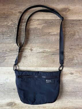 Lululemon Black Clean Lines Crossbody Bag Unisex OS
